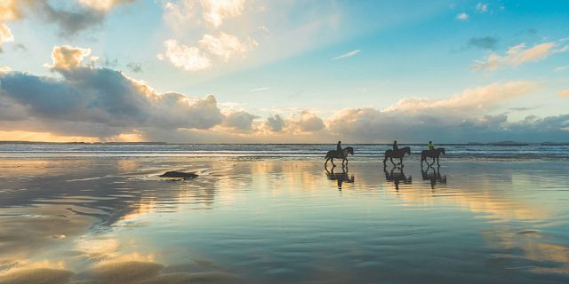 Romantic sunset horse riding on the riambel beach (6)